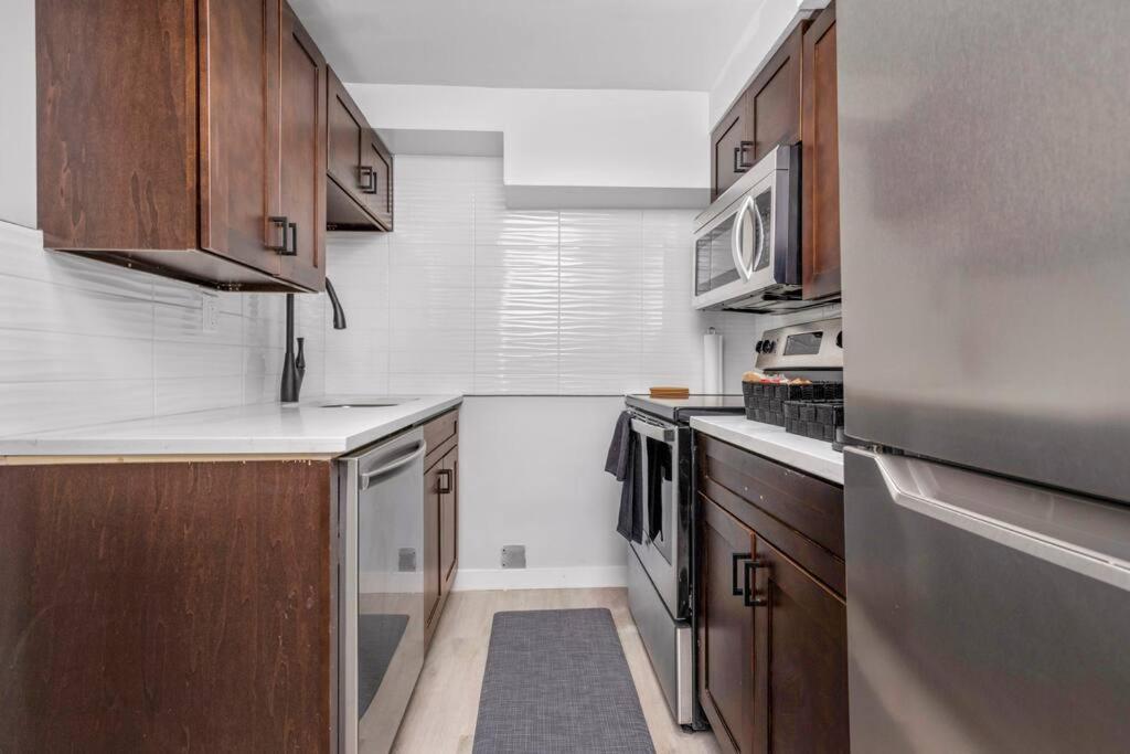 Centerstreet-Cozy 2Bedroomsuite Calgary Bagian luar foto