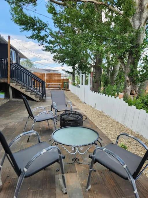 Centerstreet-Cozy 2Bedroomsuite Calgary Bagian luar foto