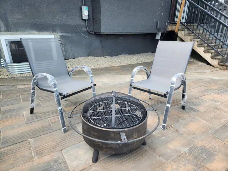 Centerstreet-Cozy 2Bedroomsuite Calgary Bagian luar foto