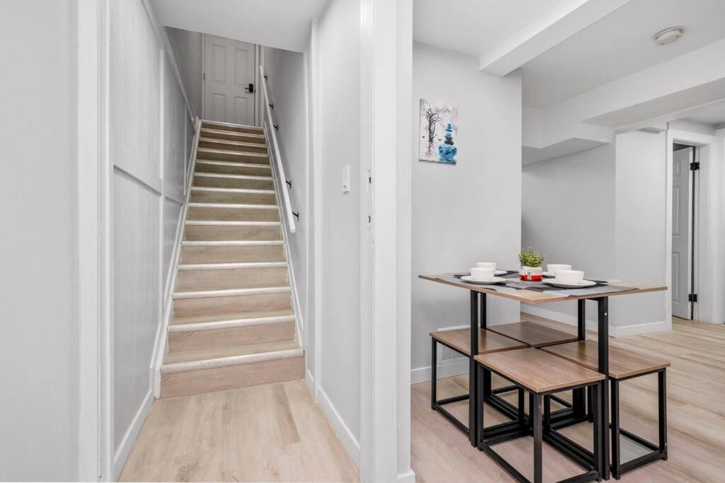 Centerstreet-Cozy 2Bedroomsuite Calgary Bagian luar foto