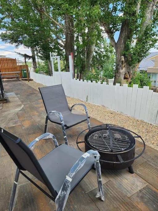 Centerstreet-Cozy 2Bedroomsuite Calgary Bagian luar foto