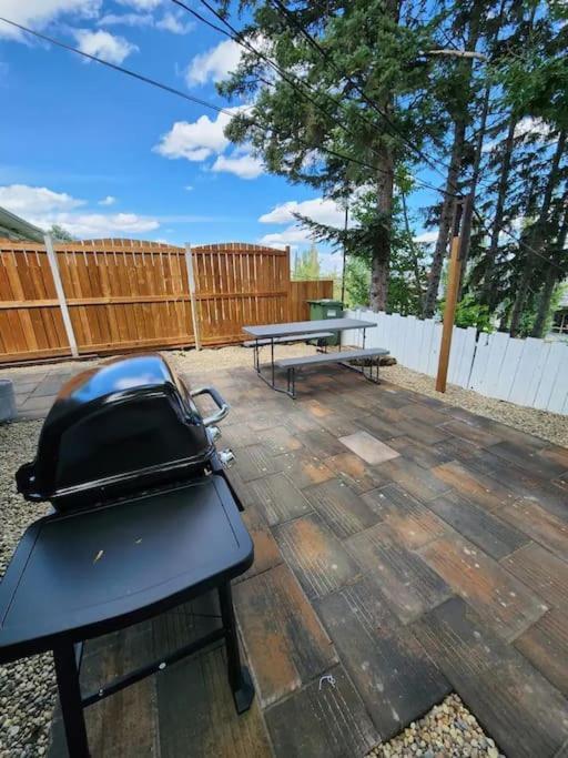 Centerstreet-Cozy 2Bedroomsuite Calgary Bagian luar foto