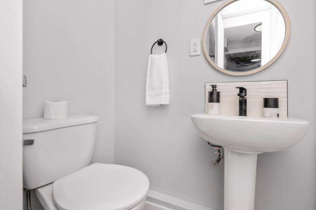 Centerstreet-Cozy 2Bedroomsuite Calgary Bagian luar foto