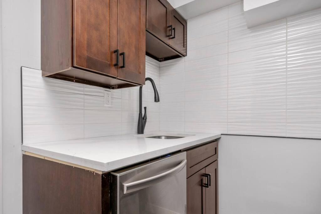 Centerstreet-Cozy 2Bedroomsuite Calgary Bagian luar foto