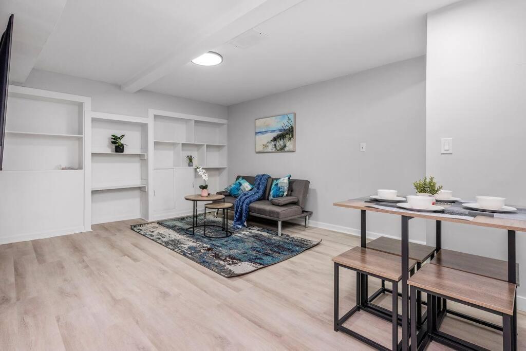 Centerstreet-Cozy 2Bedroomsuite Calgary Bagian luar foto