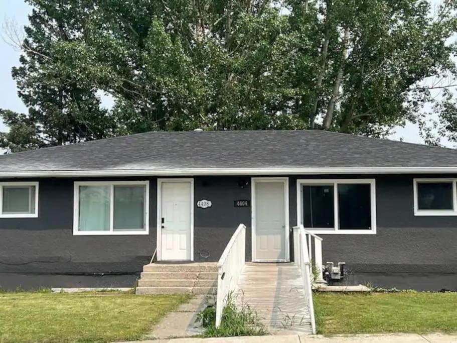 Centerstreet-Cozy 2Bedroomsuite Calgary Bagian luar foto