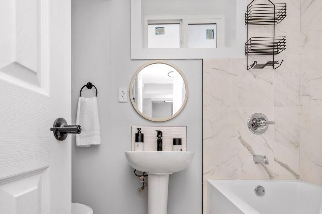 Centerstreet-Cozy 2Bedroomsuite Calgary Bagian luar foto