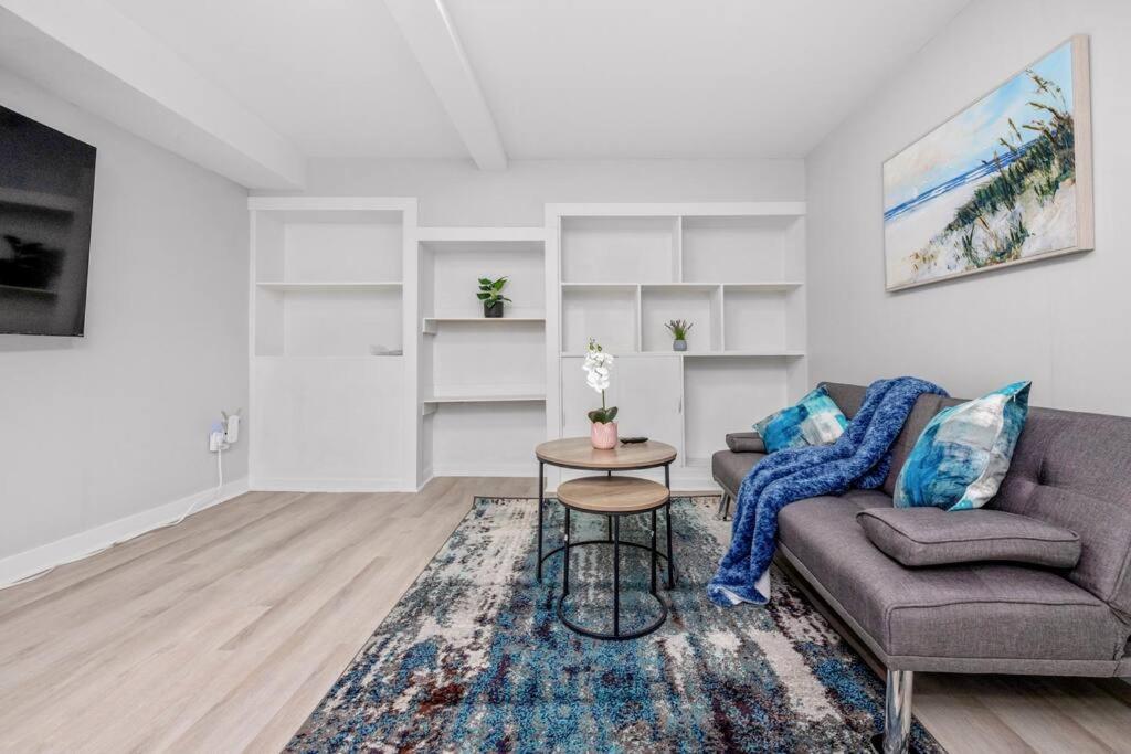 Centerstreet-Cozy 2Bedroomsuite Calgary Bagian luar foto