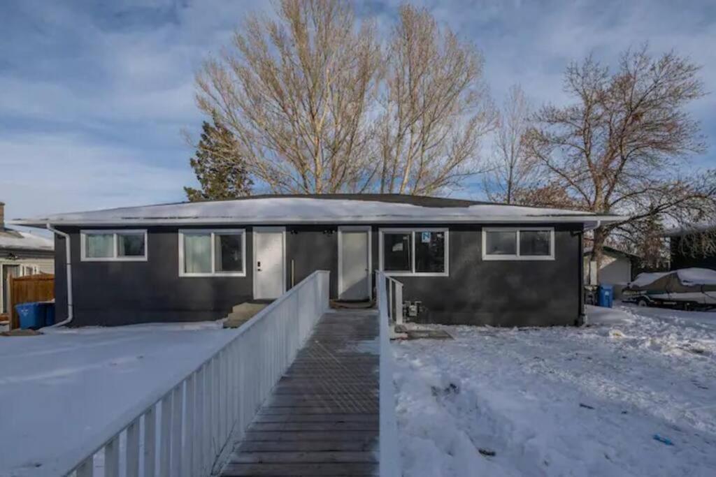Centerstreet-Cozy 2Bedroomsuite Calgary Bagian luar foto