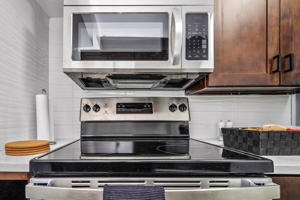 Centerstreet-Cozy 2Bedroomsuite Calgary Bagian luar foto
